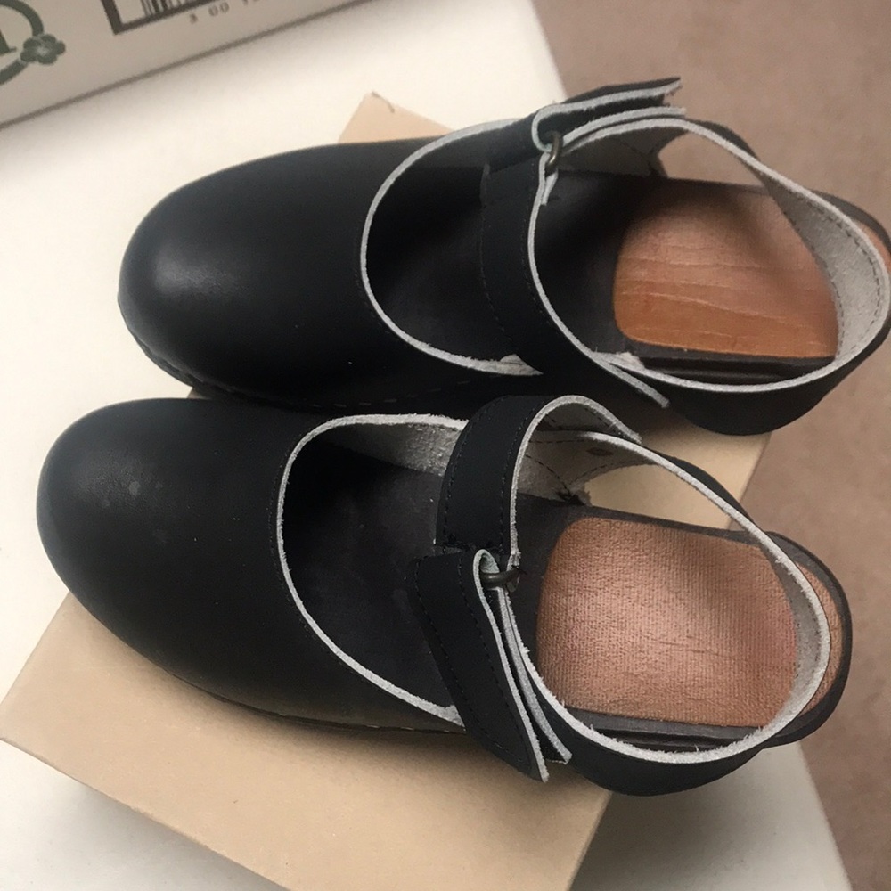 Hanna Andersson Black leather Mary Jane clogs